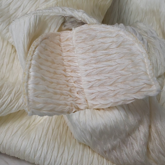 HK Collectible Blouse - Picture 6 of 6